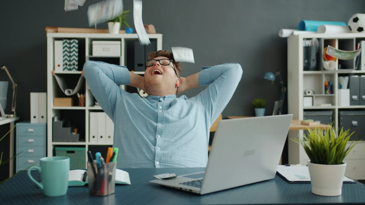 Mal de dos au bureau : 5 exercices à faire à la pause