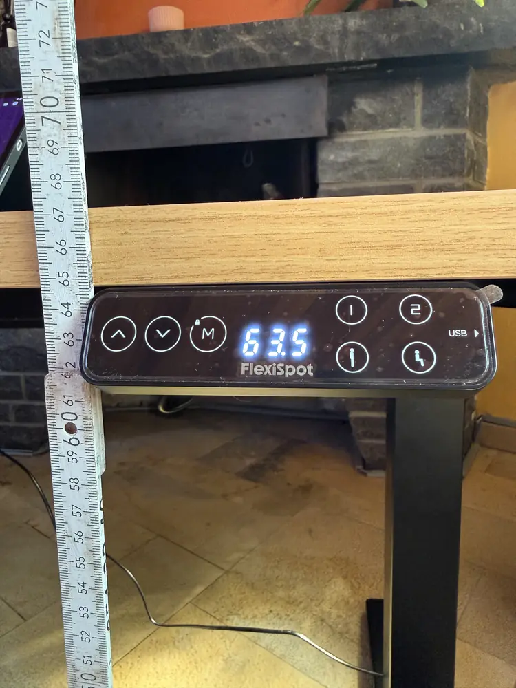 Afficheur du FlexiSpot E7 Pro sur 63,5 cm, mètre le long du pied