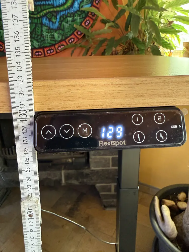 Afficheur du FlexiSpot E7 Pro sur 129 cm, mesure au mètre