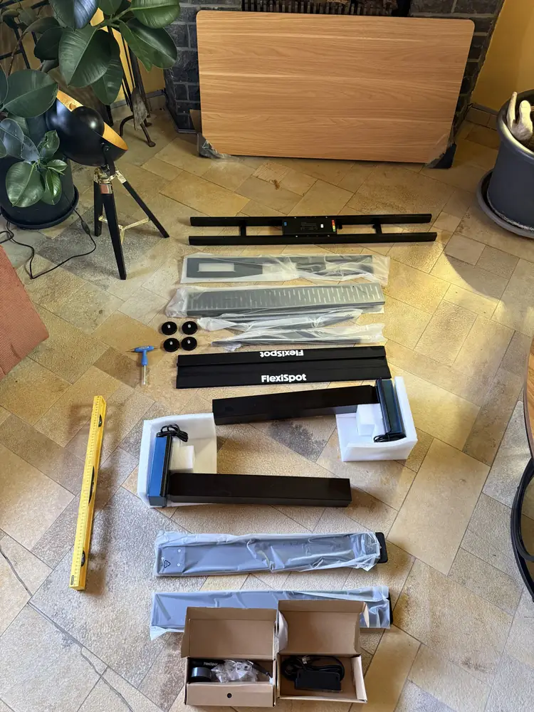 Toutes les pièces du FlexiSpot E7 Pro étalées au sol avant montage